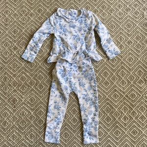 Adorable Mud Pie knit play outfit or pjs with blue floral print 💙🩵